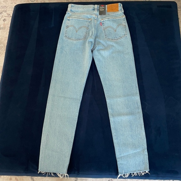 Levi Wedgie Jeans NWT - Picture 6 of 6